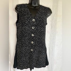 Difinitive women sleeveless  Size 4 Pit To Pit  16.5” Long 27” All Ages